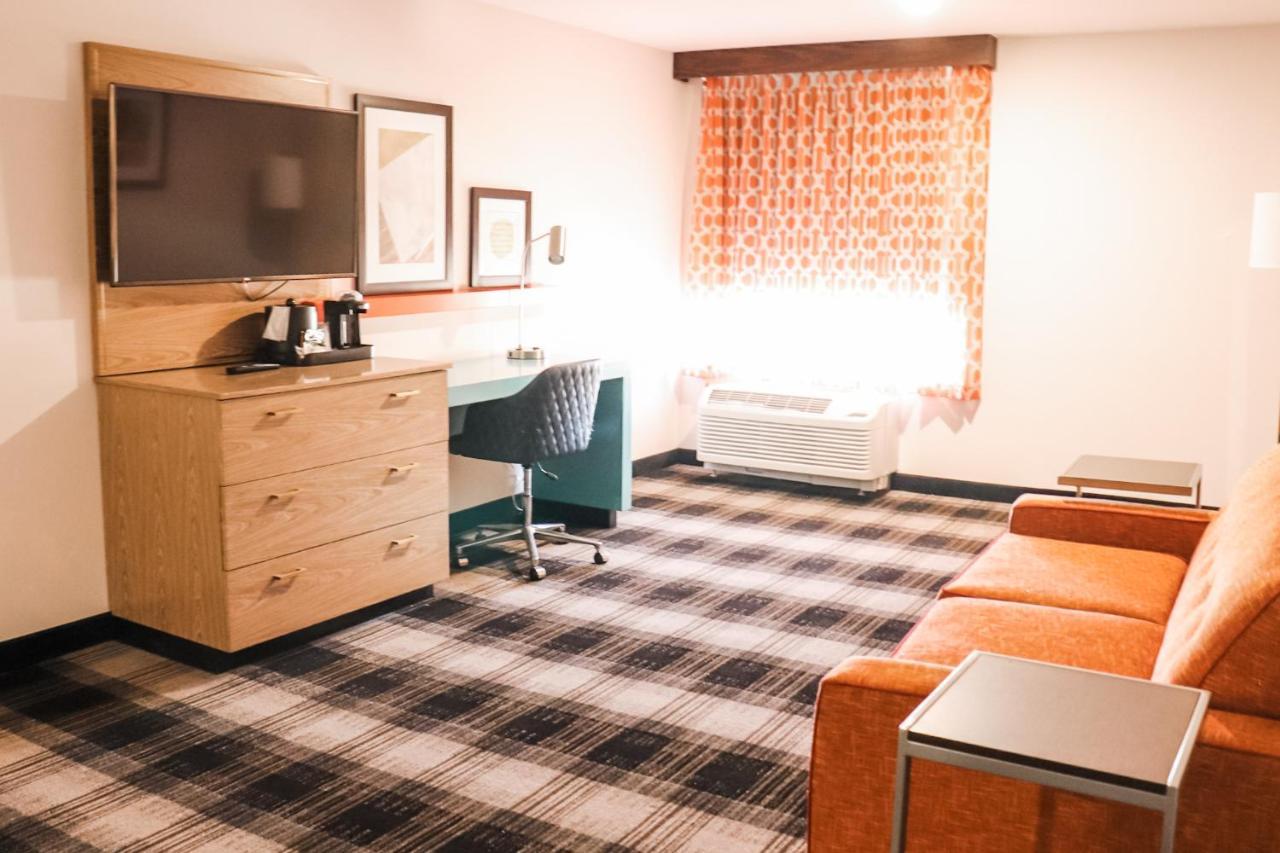 La Quinta By Wyndham Airport Hotel