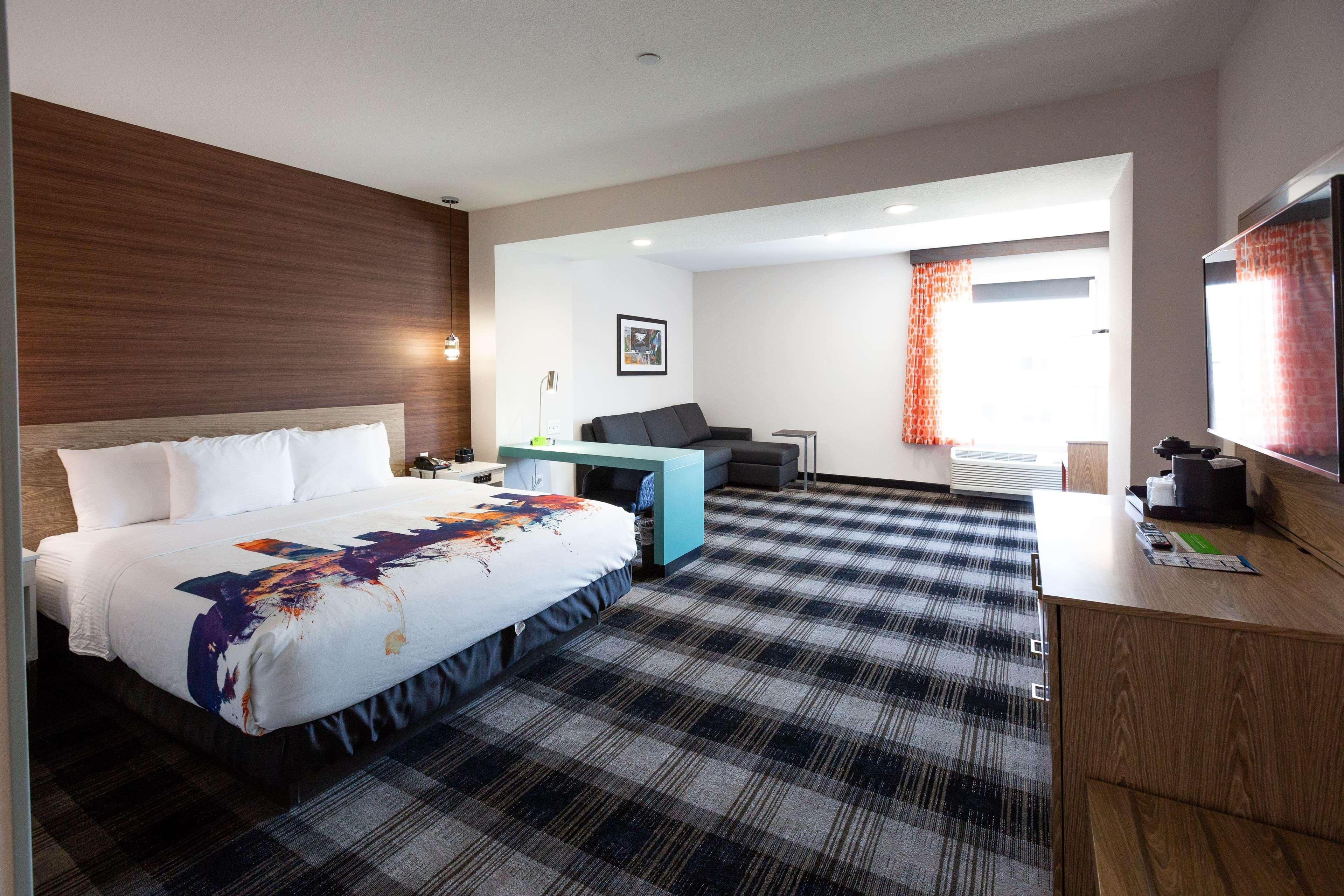 La Quinta By Wyndham Airport Hotel