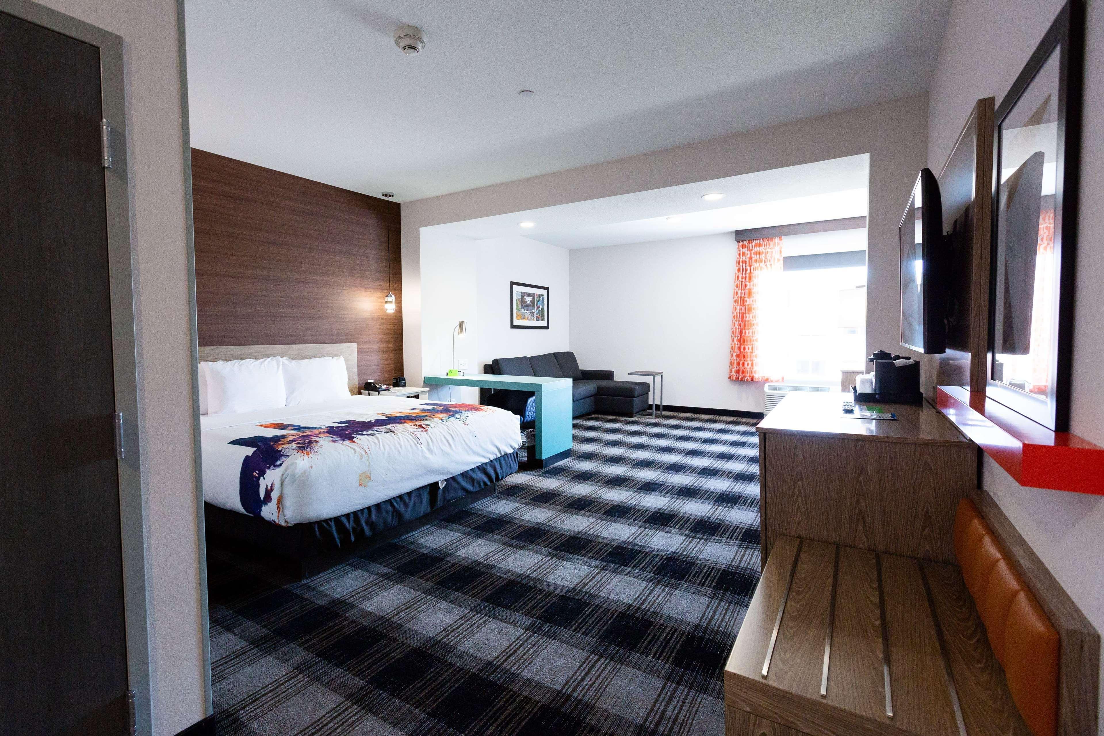 La Quinta By Wyndham Airport Hotel