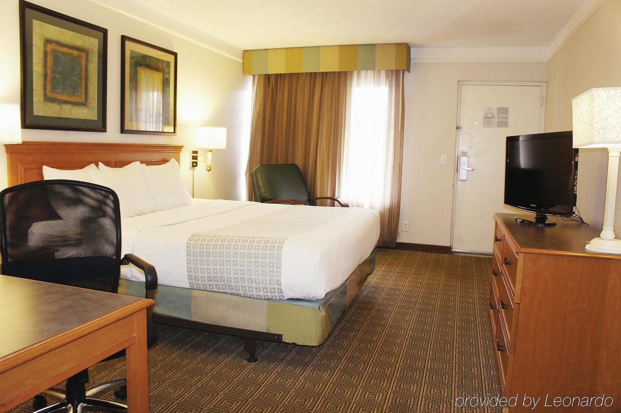 La Quinta By Wyndham Airport Hotel